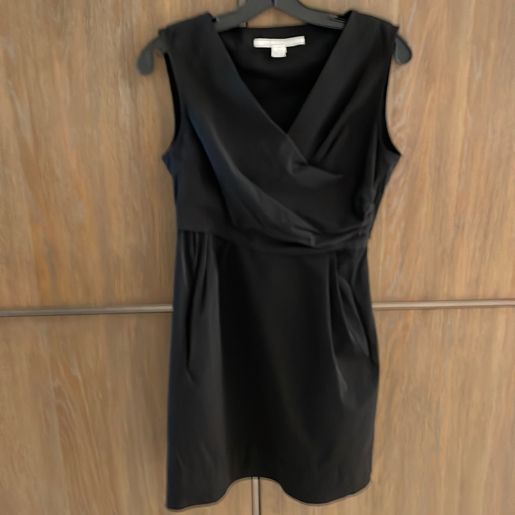 Diane Von Furstenberg Black V Neck Size 6 Dress